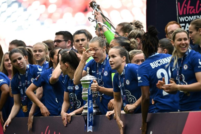 Man United push English women's title to wire after derby win