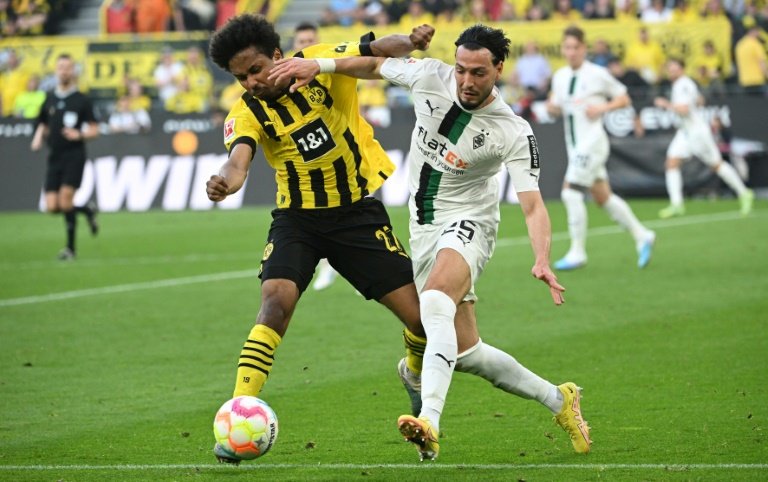 Bensebaini signs for Borussia Dortmund