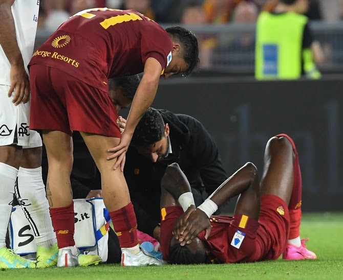 Roma striker Tammy Abraham suffers horror knee injury that could rule him out for rest of the year