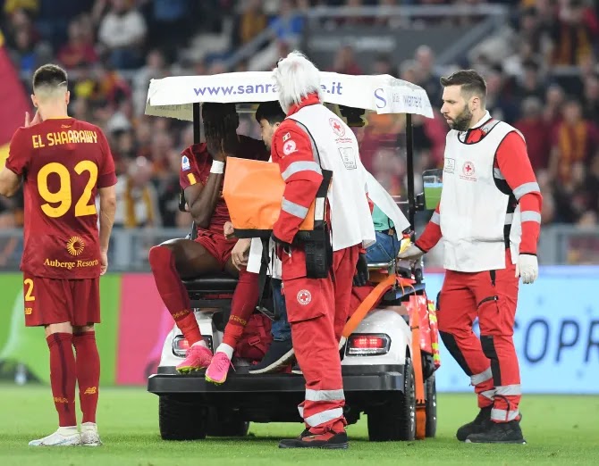 Roma striker Tammy Abraham suffers horror knee injury that could rule him out for rest of the year